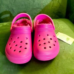 CROCS Classic Lined Clog in PINK!! Women’s size 7, Men’s 5.